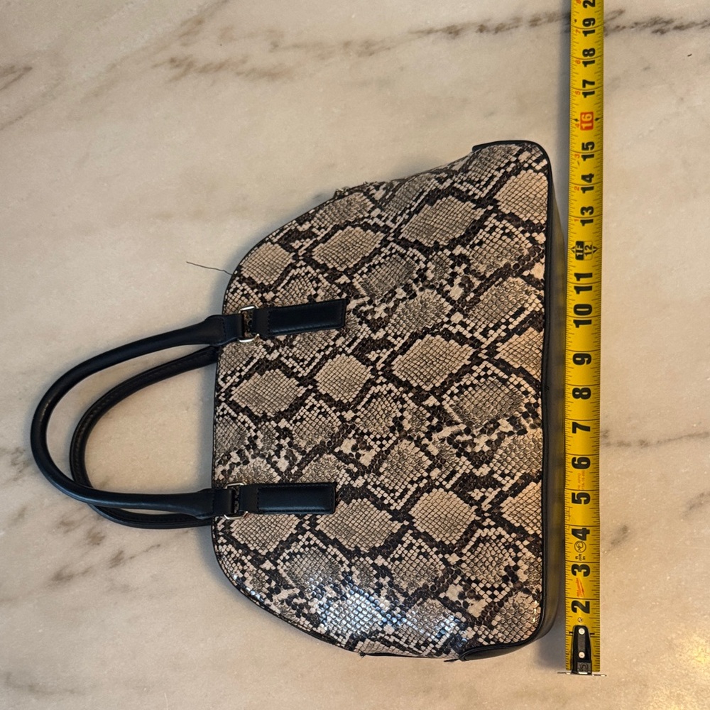 Elegant Black and White Snakeskin Handbag - Picture 4 of 9